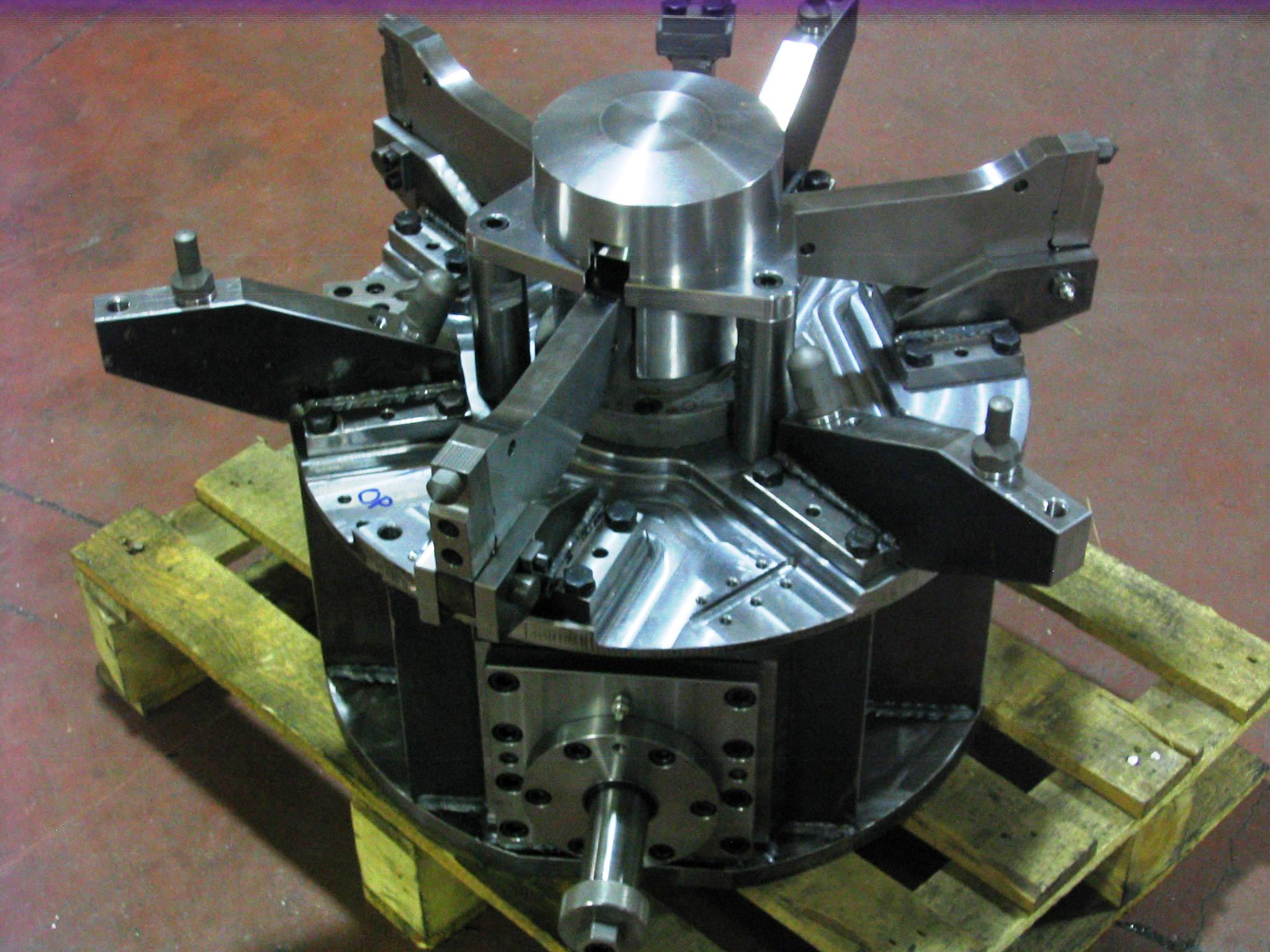 Attrezzature speciali e sistemi di bloccaggio autocentranti CNC