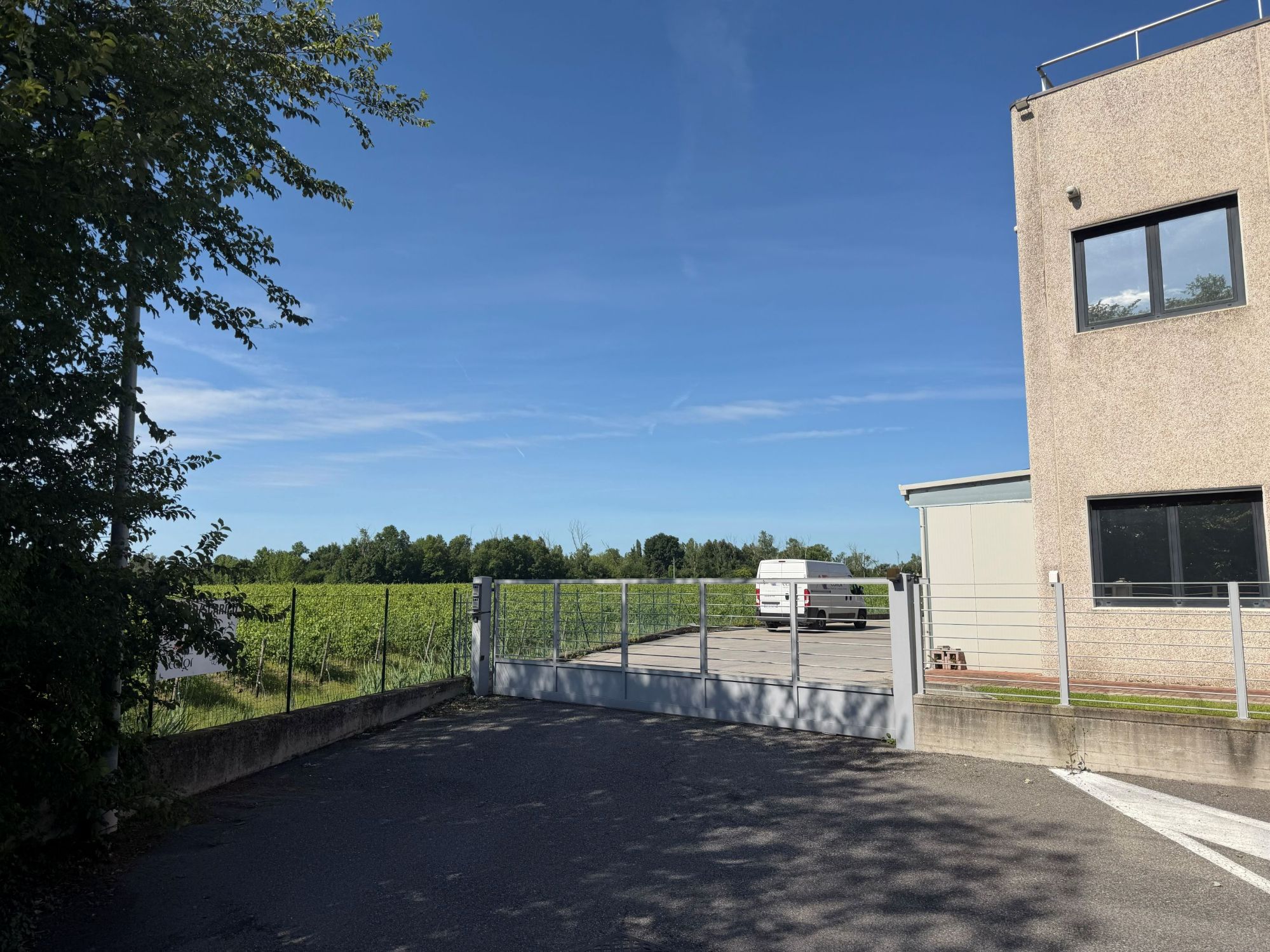 Accesso mezzi pesanti — area carico e scarico DAGA SRL, Via Amendola 24